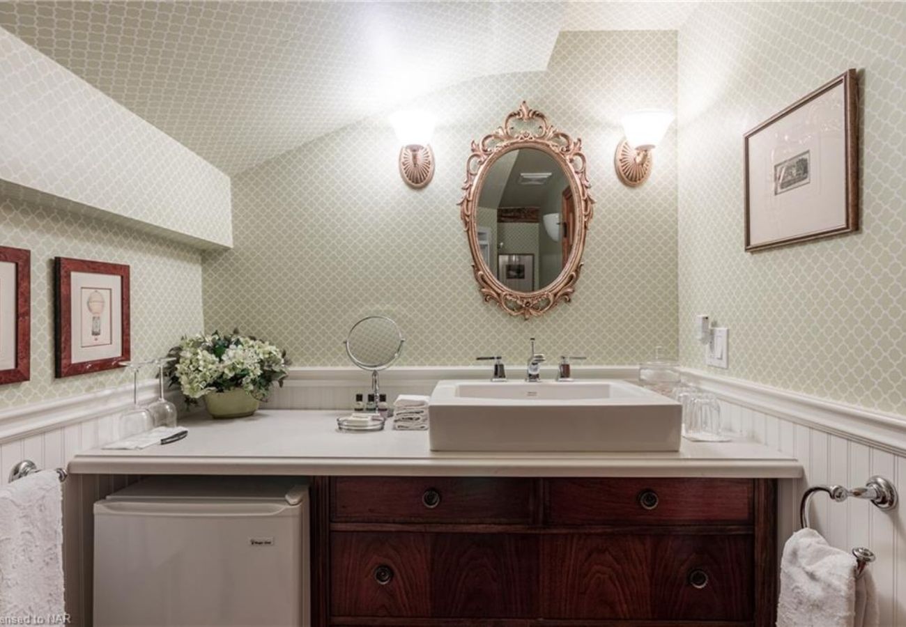 House in Niagara-on-the-Lake - The Butler House, English Country Charm