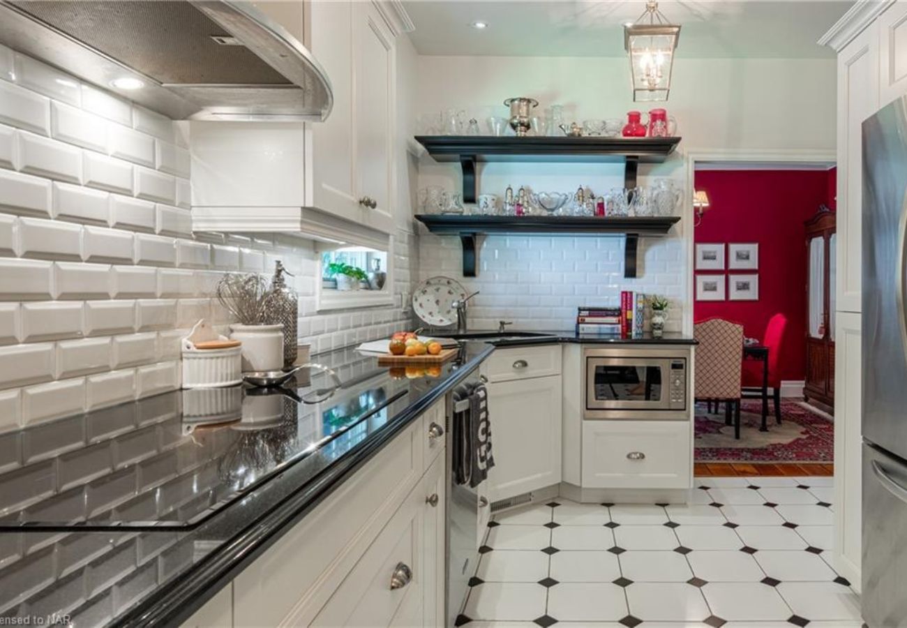 House in Niagara-on-the-Lake - The Butler House, English Country Charm