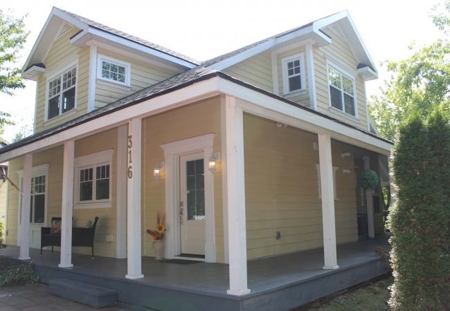 House in Niagara-on-the-Lake - Butterfly Cottage with Wrap Around Porch House in Niagara-on-the-Lake - Butterfly Cottage with Wrap Around Porch