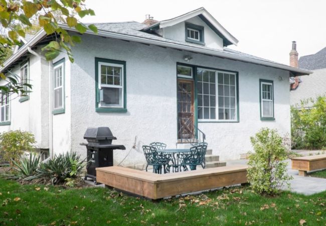 House in Niagara-on-the-Lake - Captain’s Quarters, Updated Bungalow, Steps from Queen Street 