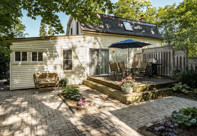 House in Niagara-on-the-Lake - Dreamweaver Cottage is Dog Friendly! Steps from Lake Ontario
