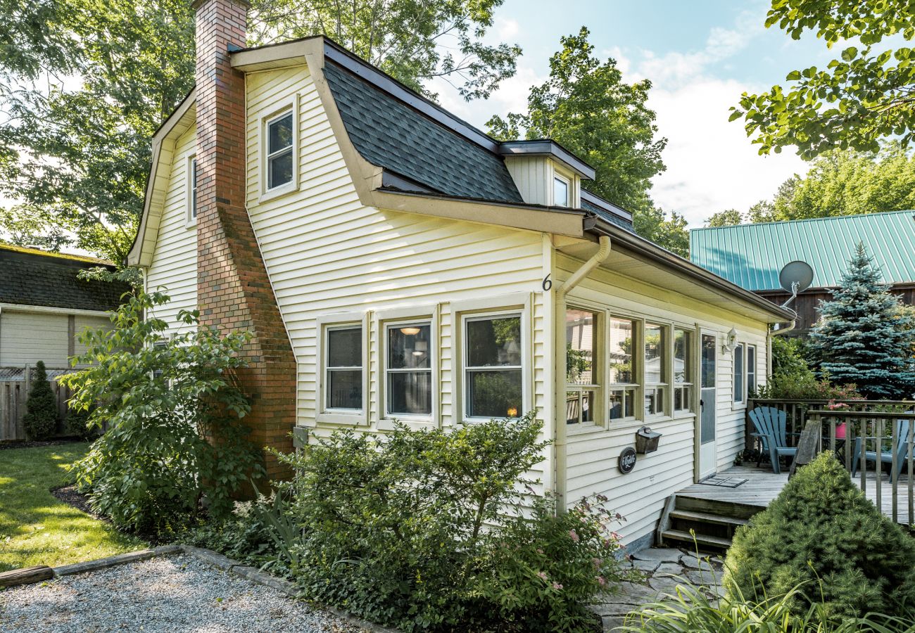 House in Niagara-on-the-Lake - Dreamweaver Cottage is Dog Friendly! Steps from Lake Ontario