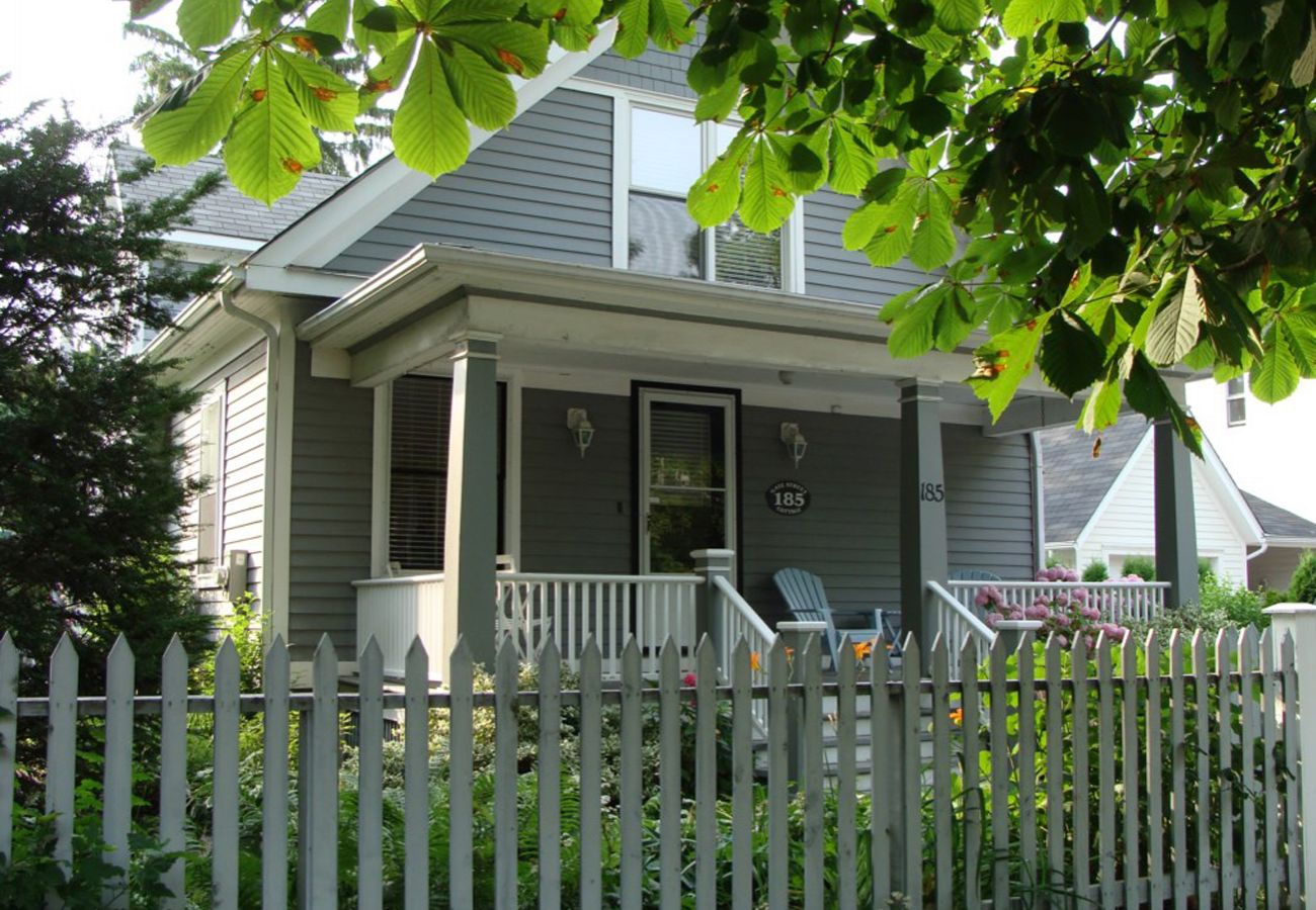 House in Niagara-on-the-Lake - Gate Street Cottage with Great Front Porch