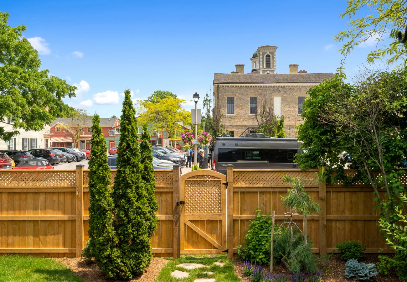 House in Niagara-on-the-Lake - NEW! La Bella Rosa, Queen Street is your backyard!
