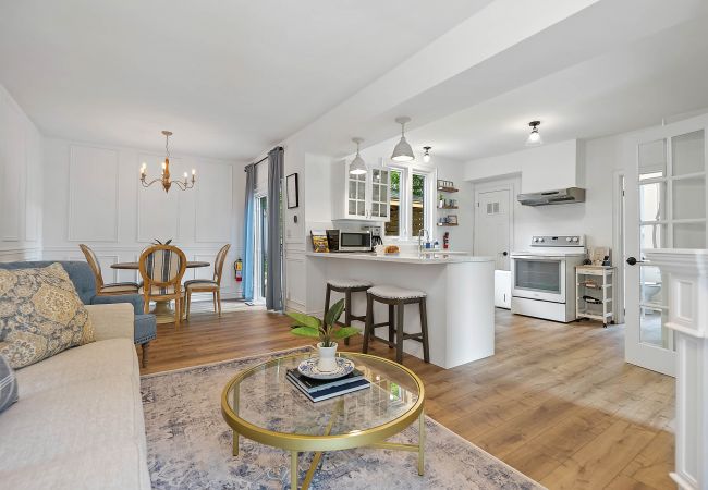 House in Niagara-on-the-Lake - La Petite Maison, With Soaker Tub & Fire Bowl House in Niagara-on-the-Lake - La Petite Maison, With Soaker Tub & Fire Bowl