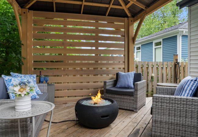 House in Niagara-on-the-Lake - La Petite Maison, With Soaker Tub & Fire Bowl House in Niagara-on-the-Lake - La Petite Maison, With Soaker Tub & Fire Bowl