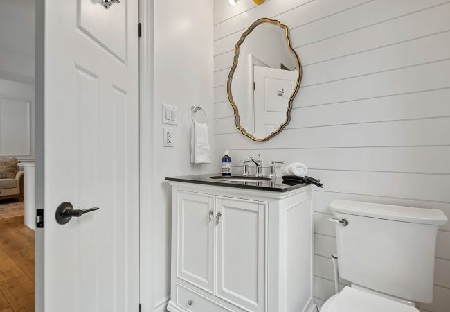 House in Niagara-on-the-Lake - La Petite Maison, With Soaker Tub & Fire Bowl House in Niagara-on-the-Lake - La Petite Maison, With Soaker Tub & Fire Bowl