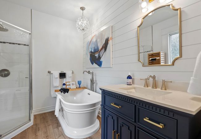 House in Niagara-on-the-Lake - La Petite Maison, With Soaker Tub & Fire Bowl House in Niagara-on-the-Lake - La Petite Maison, With Soaker Tub & Fire Bowl
