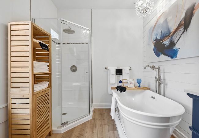 House in Niagara-on-the-Lake - La Petite Maison, With Soaker Tub & Fire Bowl House in Niagara-on-the-Lake - La Petite Maison, With Soaker Tub & Fire Bowl
