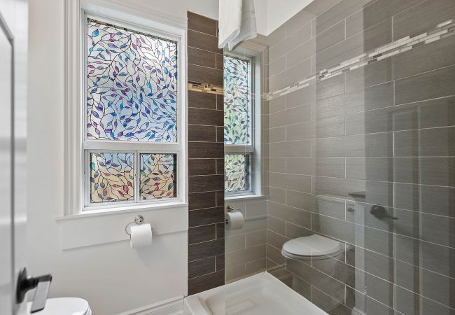 House in Niagara-on-the-Lake - La Petite Maison, With Soaker Tub & Fire Bowl House in Niagara-on-the-Lake - La Petite Maison, With Soaker Tub & Fire Bowl