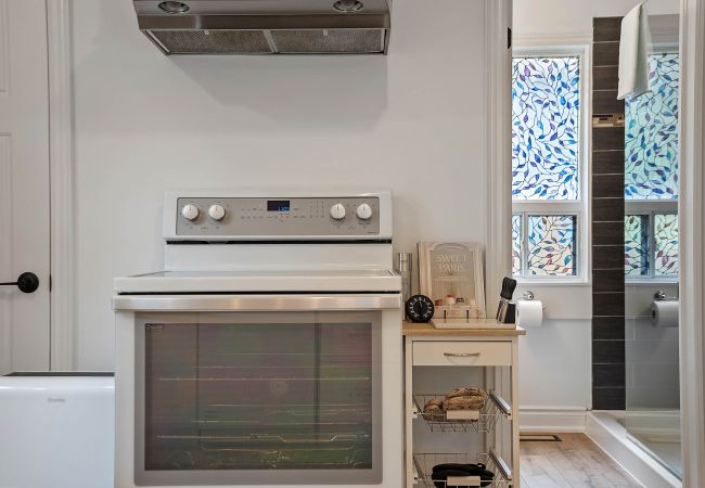 House in Niagara-on-the-Lake - La Petite Maison, With Soaker Tub & Fire Bowl House in Niagara-on-the-Lake - La Petite Maison, With Soaker Tub & Fire Bowl