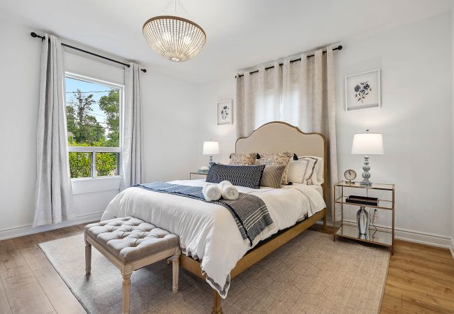 House in Niagara-on-the-Lake - La Petite Maison, With Soaker Tub & Fire Bowl House in Niagara-on-the-Lake - La Petite Maison, With Soaker Tub & Fire Bowl