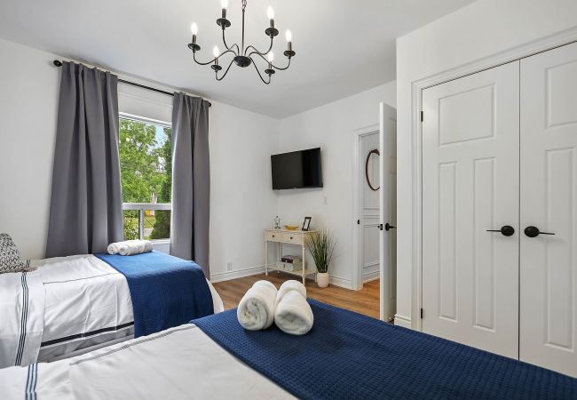 House in Niagara-on-the-Lake - La Petite Maison, With Soaker Tub & Fire Bowl House in Niagara-on-the-Lake - La Petite Maison, With Soaker Tub & Fire Bowl