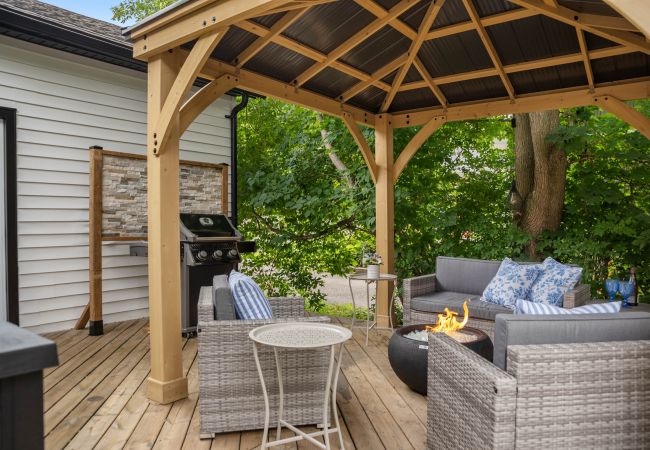 House in Niagara-on-the-Lake - La Petite Maison, With Soaker Tub & Fire Bowl House in Niagara-on-the-Lake - La Petite Maison, With Soaker Tub & Fire Bowl