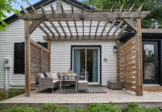 House in Niagara-on-the-Lake - La Petite Maison, With Soaker Tub & Fire Bowl House in Niagara-on-the-Lake - La Petite Maison, With Soaker Tub & Fire Bowl