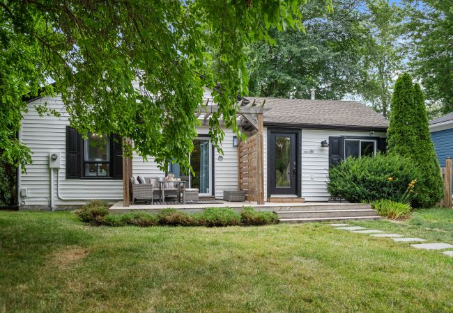 House in Niagara-on-the-Lake - La Petite Maison, With Soaker Tub & Fire Bowl House in Niagara-on-the-Lake - La Petite Maison, With Soaker Tub & Fire Bowl
