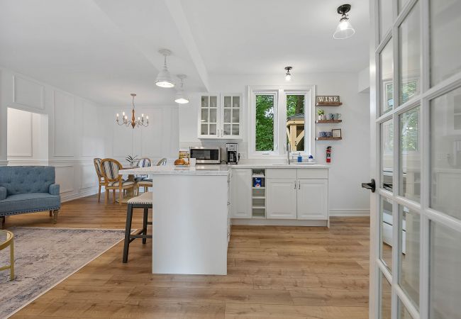 House in Niagara-on-the-Lake - La Petite Maison, With Soaker Tub & Fire Bowl House in Niagara-on-the-Lake - La Petite Maison, With Soaker Tub & Fire Bowl