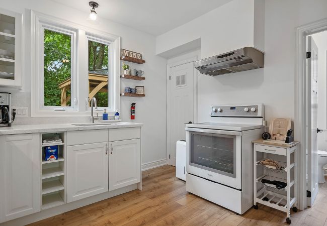 House in Niagara-on-the-Lake - La Petite Maison, With Soaker Tub & Fire Bowl House in Niagara-on-the-Lake - La Petite Maison, With Soaker Tub & Fire Bowl