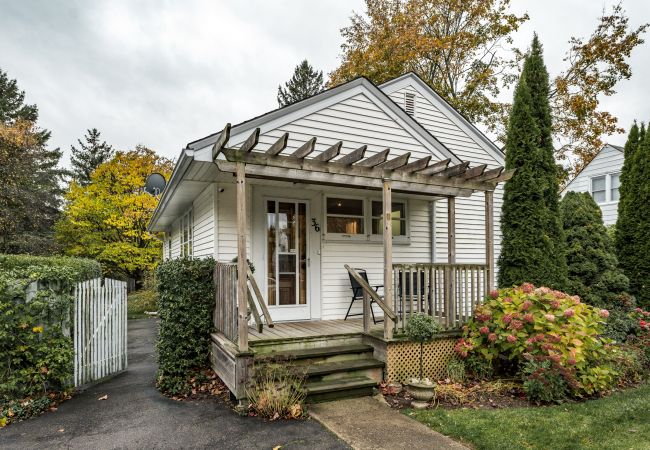 House in Niagara-on-the-Lake - Nelles Cottage on the Park, Backs onto Park House in Niagara-on-the-Lake - Nelles Cottage on the Park, Backs onto Park