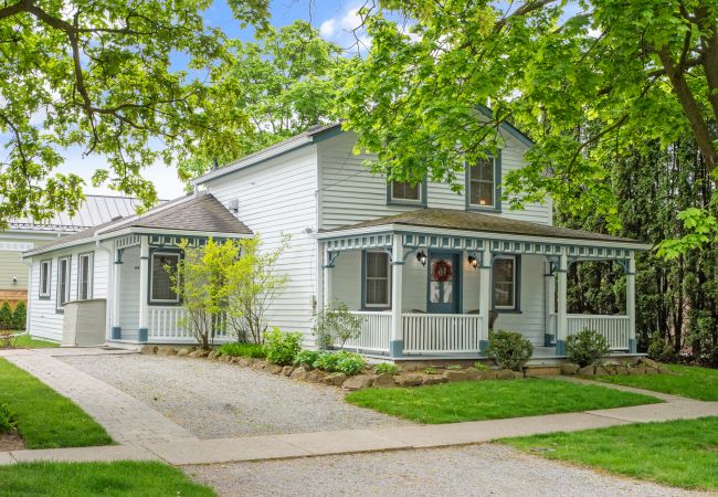 Cottage in Niagara-on-the-Lake - NEW! The Cedar House - Steps from Queen Street Cottage in Niagara-on-the-Lake - NEW! The Cedar House - Steps from Queen Street