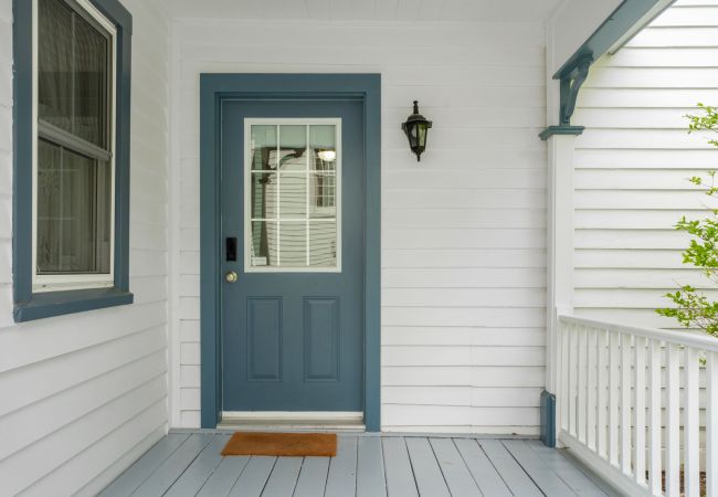 Cottage in Niagara-on-the-Lake - NEW! The Cedar House - Steps from Queen Street Cottage in Niagara-on-the-Lake - NEW! The Cedar House - Steps from Queen Street