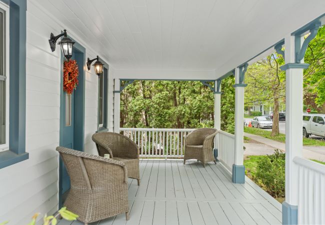 Cottage in Niagara-on-the-Lake - NEW! The Cedar House - Steps from Queen Street Cottage in Niagara-on-the-Lake - NEW! The Cedar House - Steps from Queen Street