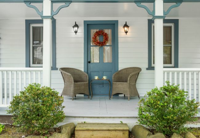 Cottage in Niagara-on-the-Lake - NEW! The Cedar House - Steps from Queen Street Cottage in Niagara-on-the-Lake - NEW! The Cedar House - Steps from Queen Street