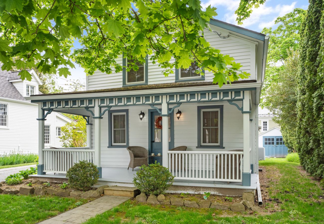 Cottage in Niagara-on-the-Lake - NEW! The Cedar House - Steps from Queen Street