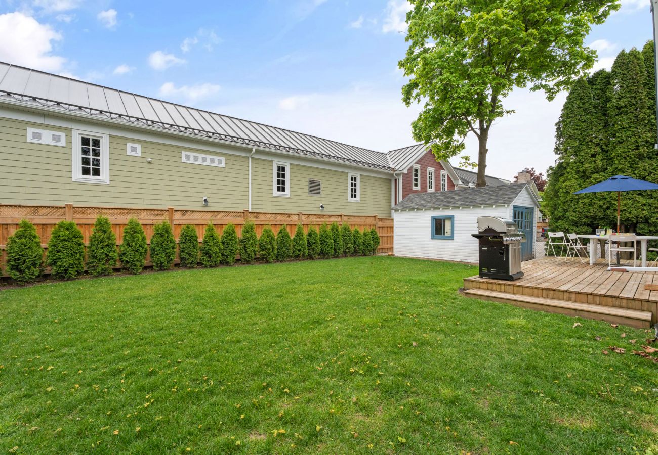 Cottage in Niagara-on-the-Lake - NEW! The Cedar House - Steps from Queen Street