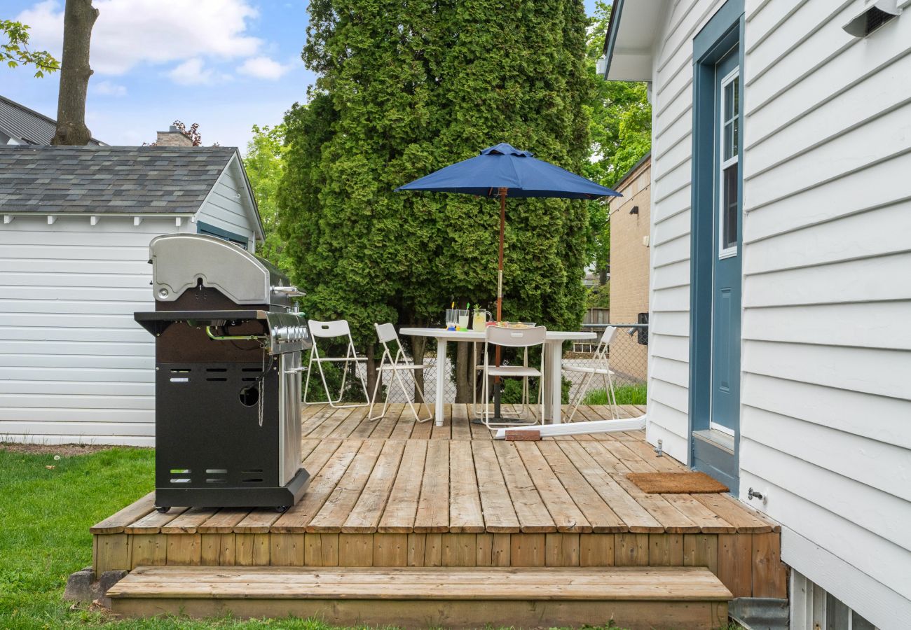 Cottage in Niagara-on-the-Lake - NEW! The Cedar House - Steps from Queen Street