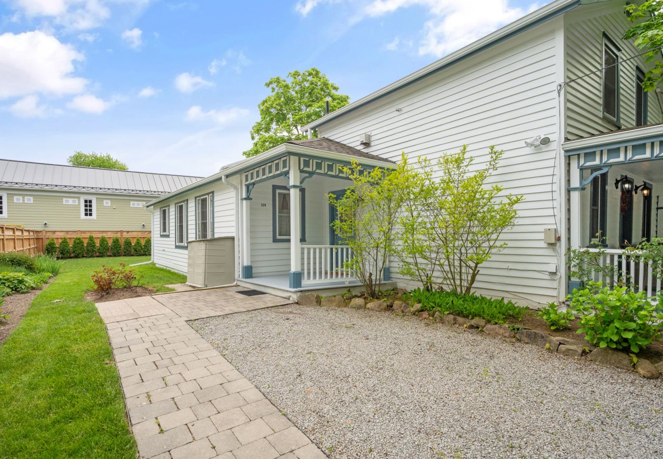 Cottage in Niagara-on-the-Lake - NEW! The Cedar House - Steps from Queen Street