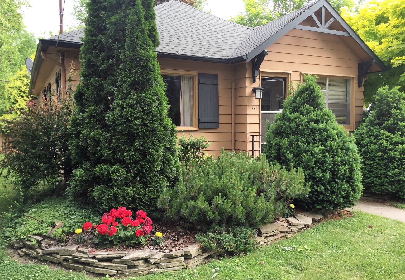 House in Niagara-on-the-Lake - General's Retreat Cozy Cottage