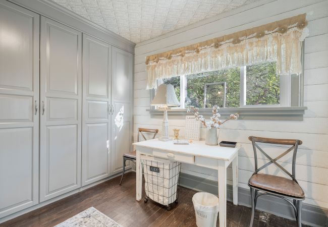 House in Niagara-on-the-Lake - NEW! Chateau Blanc - Luxury French Inspired Getaway House in Niagara-on-the-Lake - NEW! Chateau Blanc - Luxury French Inspired Getaway
