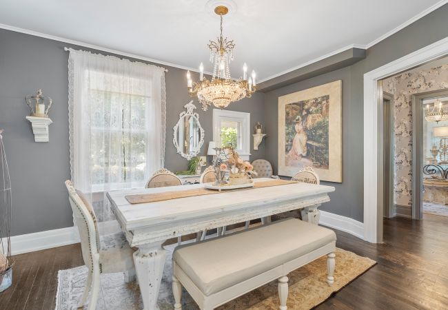 House in Niagara-on-the-Lake - NEW! Chateau Blanc - Luxury French Inspired Getaway House in Niagara-on-the-Lake - NEW! Chateau Blanc - Luxury French Inspired Getaway