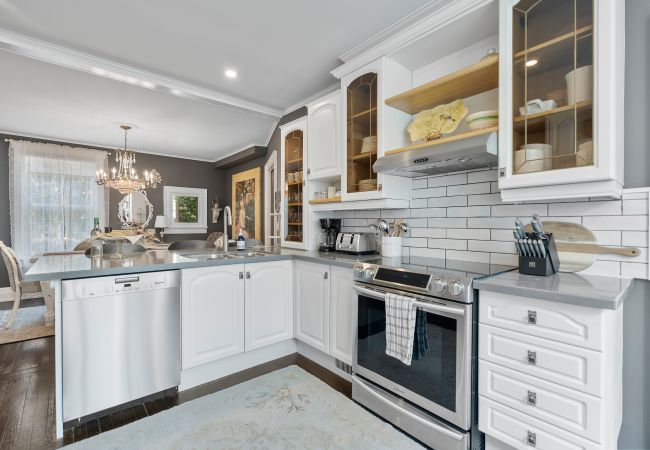House in Niagara-on-the-Lake - NEW! Chateau Blanc - Luxury French Inspired Getaway House in Niagara-on-the-Lake - NEW! Chateau Blanc - Luxury French Inspired Getaway