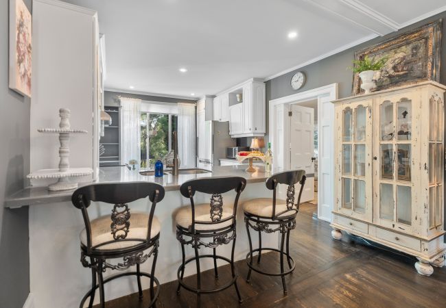 House in Niagara-on-the-Lake - NEW! Chateau Blanc - Luxury French Inspired Getaway House in Niagara-on-the-Lake - NEW! Chateau Blanc - Luxury French Inspired Getaway