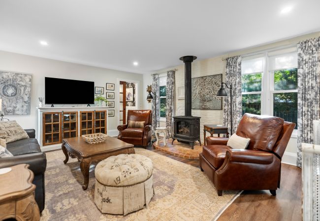 House in Niagara-on-the-Lake - NEW! Chateau Blanc - Luxury French Inspired Getaway House in Niagara-on-the-Lake - NEW! Chateau Blanc - Luxury French Inspired Getaway
