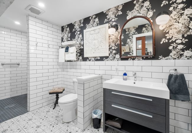 House in Niagara-on-the-Lake - NEW! Chateau Blanc - Luxury French Inspired Getaway House in Niagara-on-the-Lake - NEW! Chateau Blanc - Luxury French Inspired Getaway