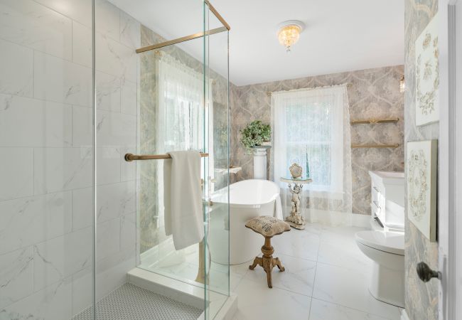 House in Niagara-on-the-Lake - NEW! Chateau Blanc - Luxury French Inspired Getaway House in Niagara-on-the-Lake - NEW! Chateau Blanc - Luxury French Inspired Getaway