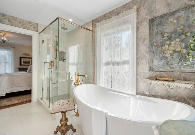 House in Niagara-on-the-Lake - NEW! Chateau Blanc - Luxury French Inspired Getaway House in Niagara-on-the-Lake - NEW! Chateau Blanc - Luxury French Inspired Getaway
