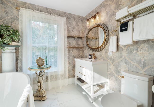 House in Niagara-on-the-Lake - NEW! Chateau Blanc - Luxury French Inspired Getaway House in Niagara-on-the-Lake - NEW! Chateau Blanc - Luxury French Inspired Getaway