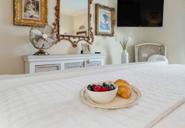 House in Niagara-on-the-Lake - NEW! Chateau Blanc - Luxury French Inspired Getaway House in Niagara-on-the-Lake - NEW! Chateau Blanc - Luxury French Inspired Getaway
