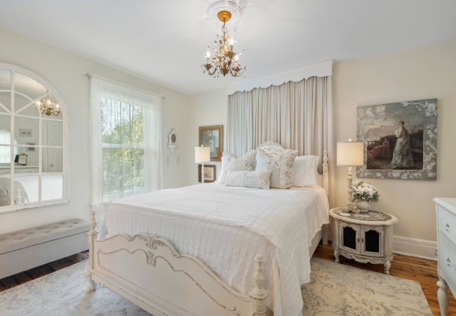 House in Niagara-on-the-Lake - NEW! Chateau Blanc - Luxury French Inspired Getaway House in Niagara-on-the-Lake - NEW! Chateau Blanc - Luxury French Inspired Getaway
