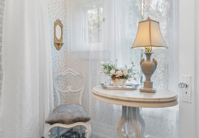House in Niagara-on-the-Lake - NEW! Chateau Blanc - Luxury French Inspired Getaway House in Niagara-on-the-Lake - NEW! Chateau Blanc - Luxury French Inspired Getaway