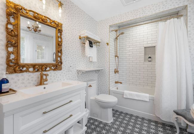 House in Niagara-on-the-Lake - NEW! Chateau Blanc - Luxury French Inspired Getaway House in Niagara-on-the-Lake - NEW! Chateau Blanc - Luxury French Inspired Getaway