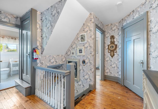House in Niagara-on-the-Lake - NEW! Chateau Blanc - Luxury French Inspired Getaway House in Niagara-on-the-Lake - NEW! Chateau Blanc - Luxury French Inspired Getaway