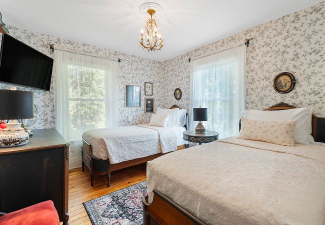House in Niagara-on-the-Lake - NEW! Chateau Blanc - Luxury French Inspired Getaway House in Niagara-on-the-Lake - NEW! Chateau Blanc - Luxury French Inspired Getaway