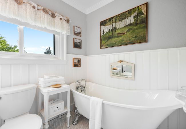 House in Niagara-on-the-Lake - NEW! Chateau Blanc - Luxury French Inspired Getaway House in Niagara-on-the-Lake - NEW! Chateau Blanc - Luxury French Inspired Getaway