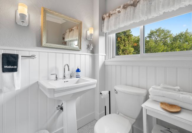 House in Niagara-on-the-Lake - NEW! Chateau Blanc - Luxury French Inspired Getaway House in Niagara-on-the-Lake - NEW! Chateau Blanc - Luxury French Inspired Getaway