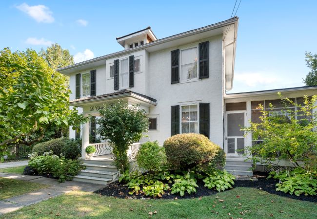 House in Niagara-on-the-Lake - NEW! Chateau Blanc - Luxury French Inspired Getaway House in Niagara-on-the-Lake - NEW! Chateau Blanc - Luxury French Inspired Getaway